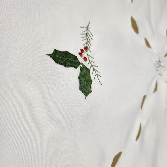 Christmas Poinsettia Tablecloth Laser Cut in Diamond Pattern 59" x 85" Cream - Picture 4 of 7